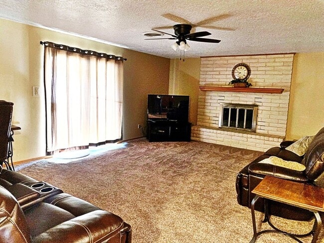 Building Photo - 3 Bedroom, 2 Bath, 2 car garage