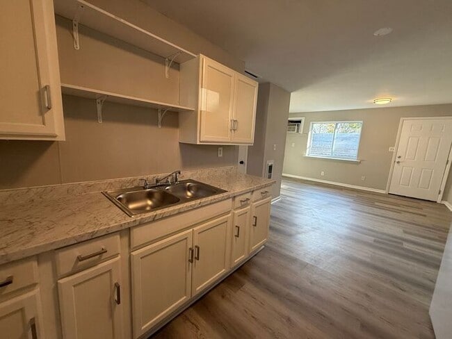 Building Photo - Renovated Duplex in Woodbine - Washer and ...