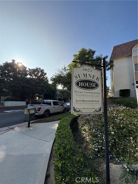 Building Photo - 5625 N Sumner Way