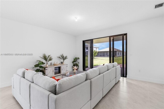 Building Photo - 5061 Penella Ave