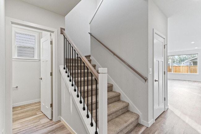 Building Photo - Bueaitful 4 bedroom home with 1 bed 1 bath MIL!