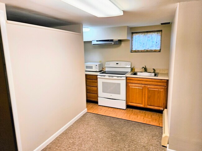 Building Photo - 566 Warren Ave