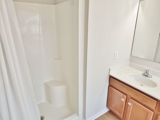 Building Photo - 3 Bed / 2-1/2 Bath Single Family Home