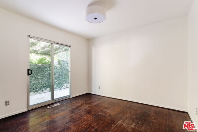 Building Photo - 2042 Sanborn Ave