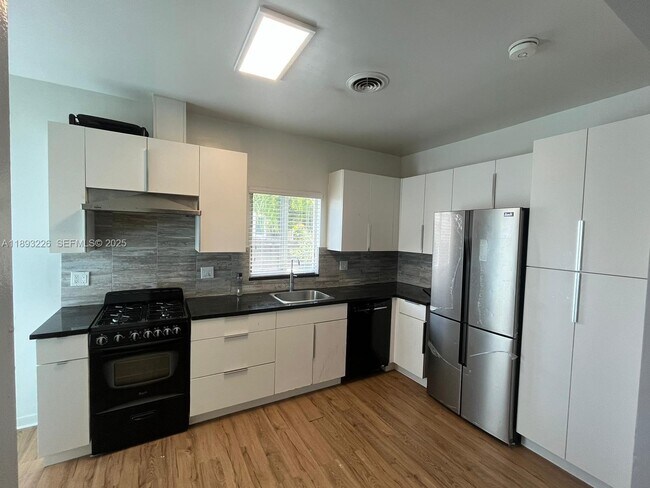 Building Photo - 1637 Jackson St