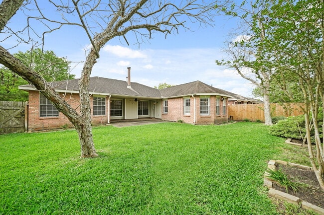 Building Photo - Beautifully updated 3-bedroom, 2-bath single-story home in Pearland's highly sought-after Country...