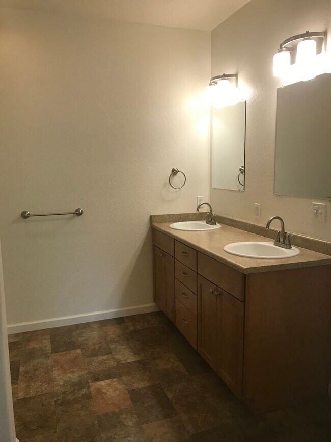 Building Photo - Three bed, two bath Ashland home for rent | Available June