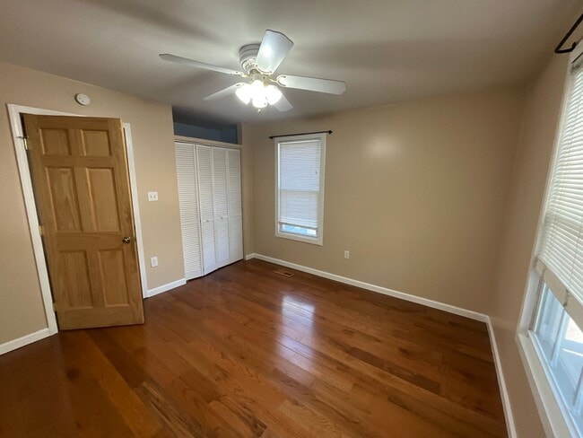 Building Photo - 3 bedroom 2 bath with bonus Office space