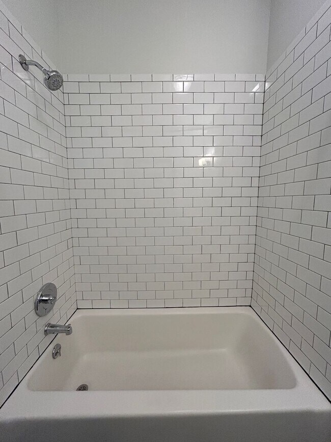 Building Photo - Adorable Studio Apartment in Downtown Omaha