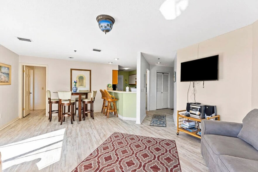 Building Photo - 8730 Thomas Dr