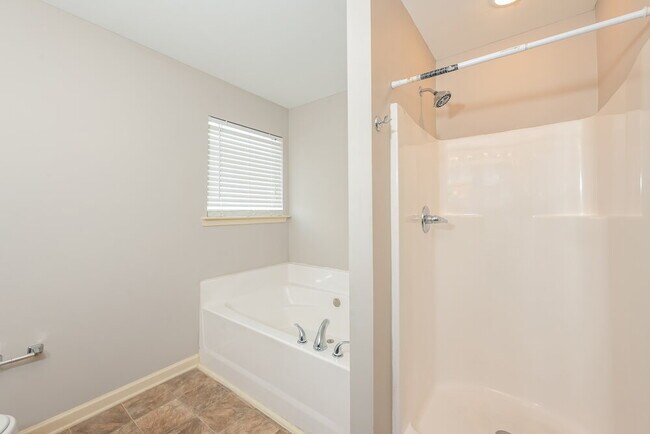 Building Photo - 466 Hill Crest Cir