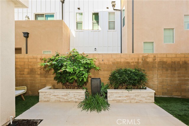 Building Photo - 148 Spectacle