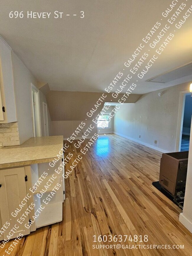 Building Photo - 696 Hevey St