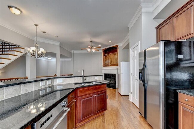 Building Photo - 813 Clifton Heights Ln NE
