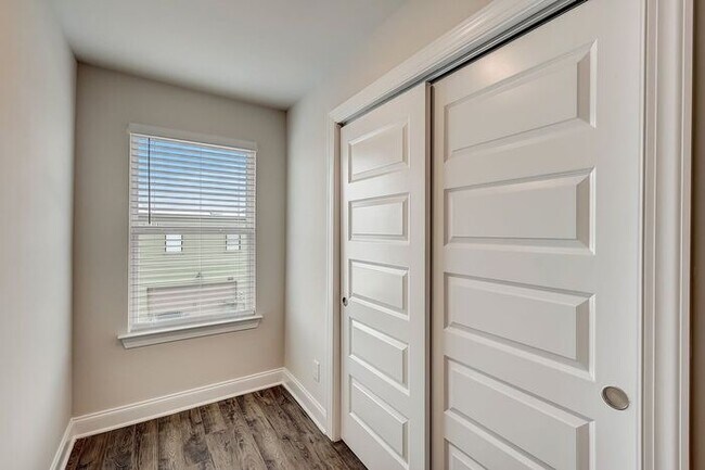 Building Photo - 1001 Lifford Ln