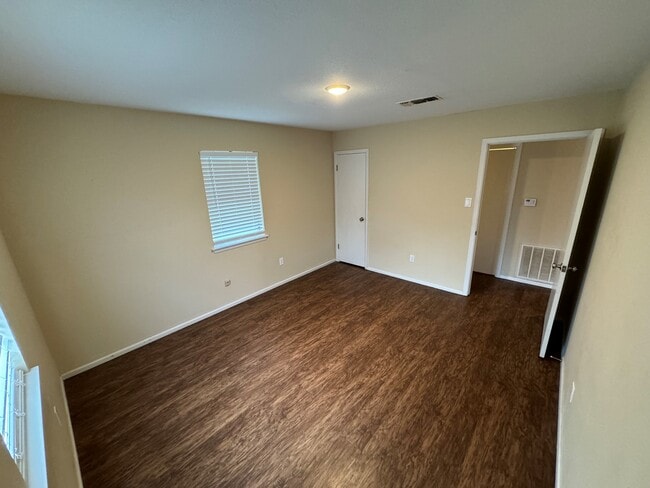 Building Photo - 1010 Rockmoor