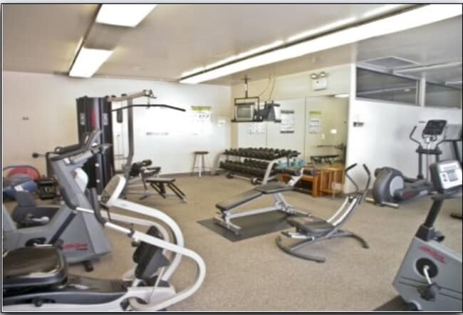 Building Photo - Newly Renovated, 1 Bed / 1Bath Unit with Stunning Lake Views and Pool