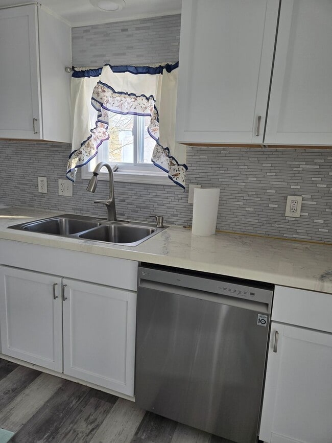 Building Photo - Renovated 2 Bedroom  Ranch for Rent in Aurora