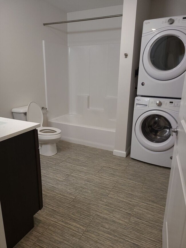 Building Photo - 3rd Floor One Bedroom Apartment with Abund...