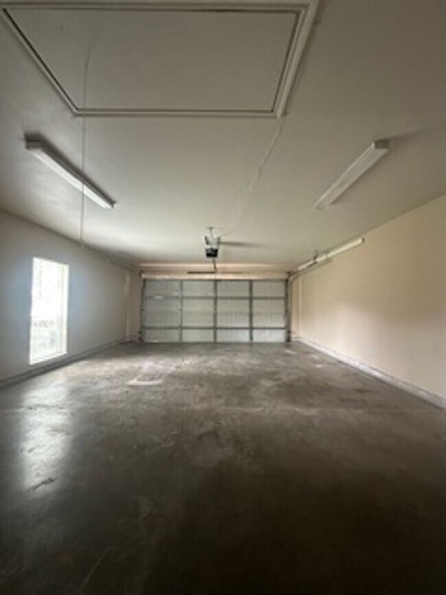 Building Photo - 112 W Sycamore Ave