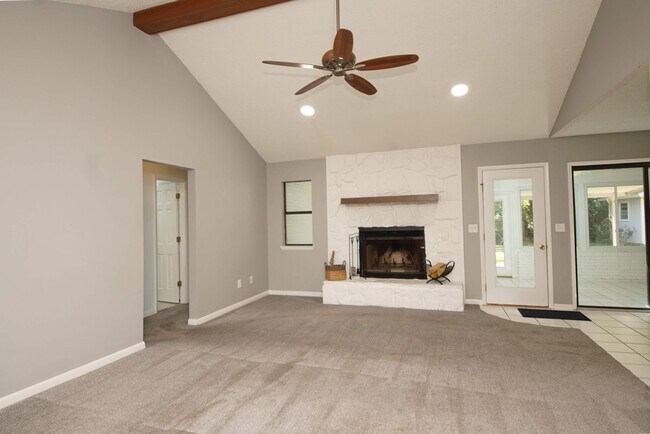 Building Photo - Great Location in Mary Esther