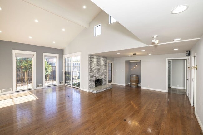 Building Photo - Beautifully Appointed 5 Bed, 4 Bath Executive Home