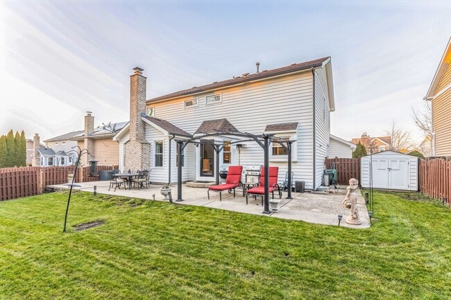 Building Photo - Fully Furnished 4 Bedroom 2.5 bathroom home in Bloomingdale
