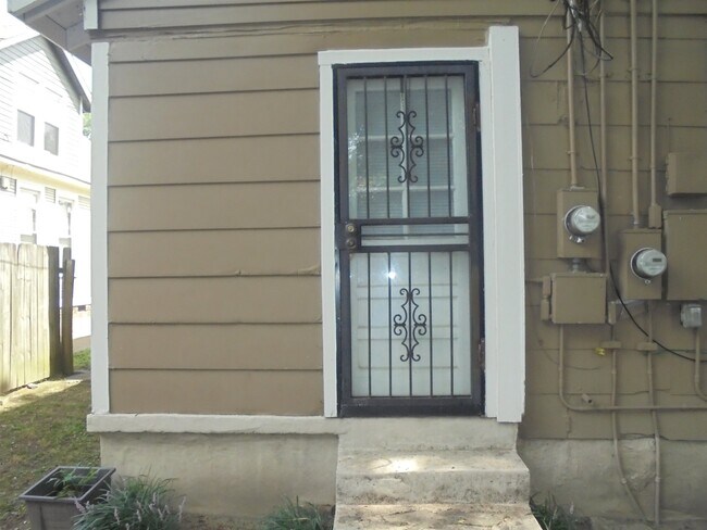 Building Photo - 1001 Tanglewood St