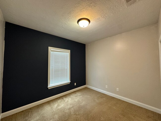 Building Photo - 3 bed/2 bath home with 1-car garage for re...
