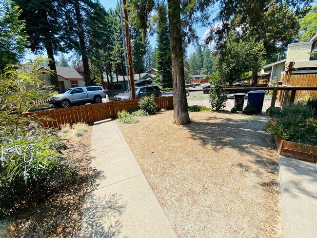 Building Photo - Desirable Modern & Charming Westside 2BR -...