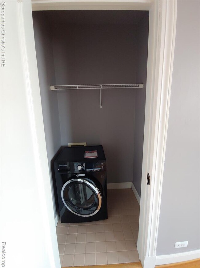 Building Photo - 15 E Kirby St