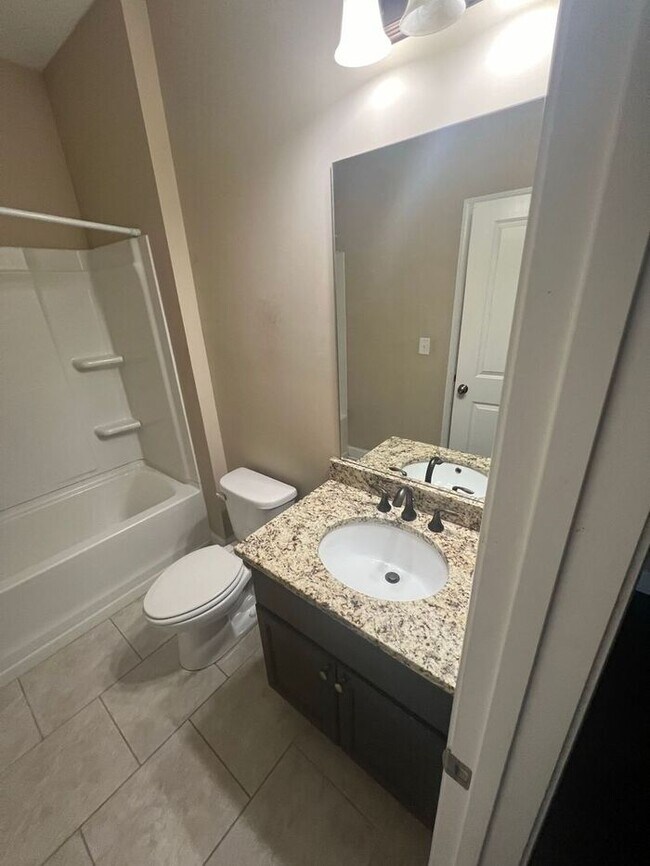Building Photo - Now Ready! Amazing 5 bedroom house with 3 full bathrooms!