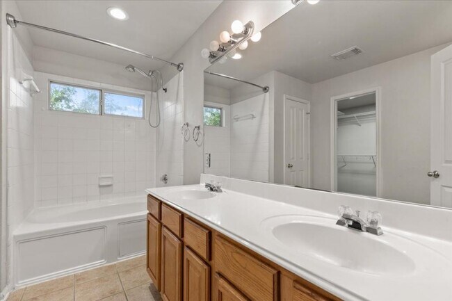 Building Photo - 208 Valona Dr