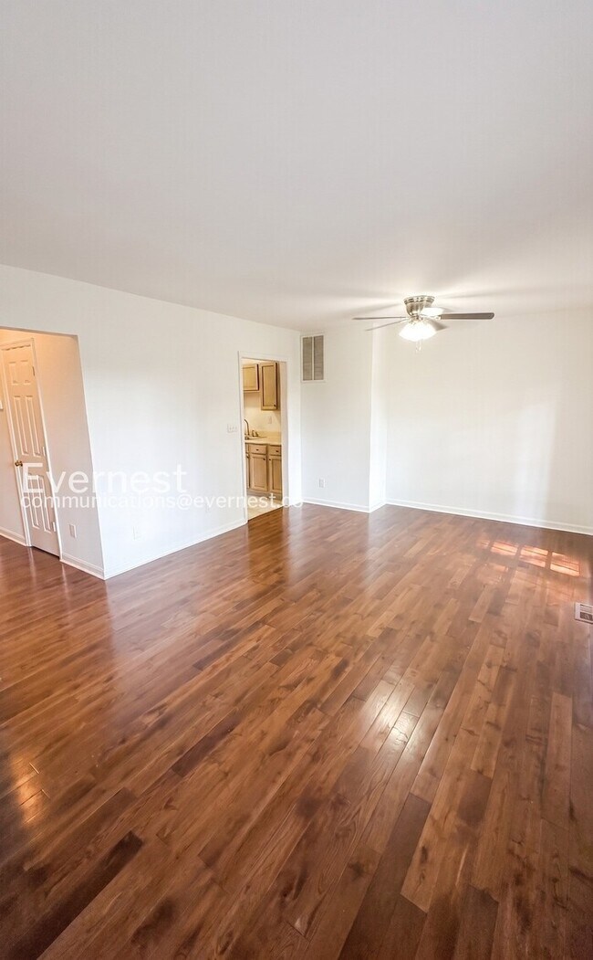 Building Photo - 3 Bed, 3.5 Bath Townhome with Modern Amenities / Available Now!