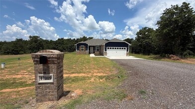 Building Photo - 17009 Oak Dr
