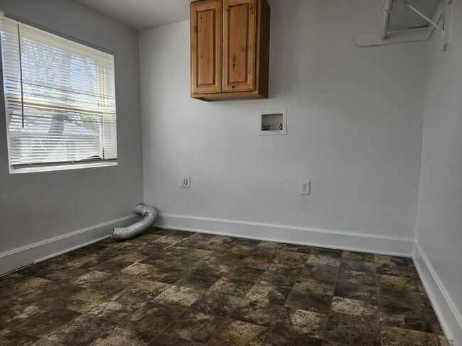 Building Photo - 523 W Maple Ave