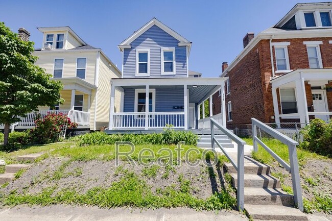 Primary Photo - 358 1/2 Saint Clair Ave