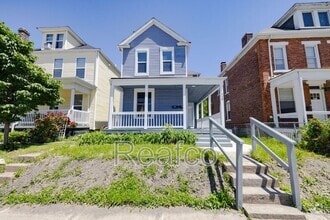 Building Photo - 358 1/2 Saint Clair Ave