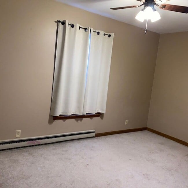Building Photo - 2 bedroom 1 Bath with Carport