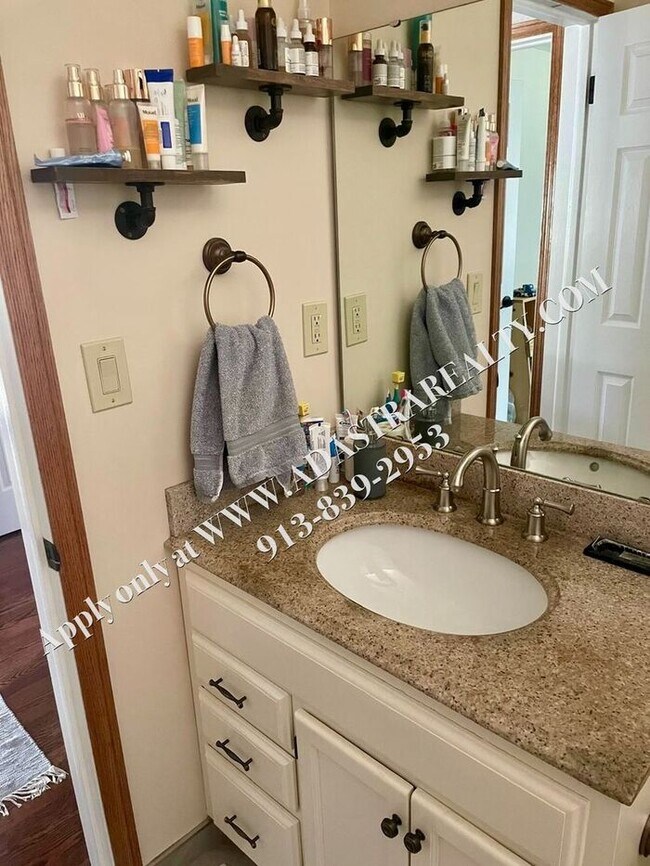Building Photo - Beautiful Ranch Home in Shawnee-Available ...