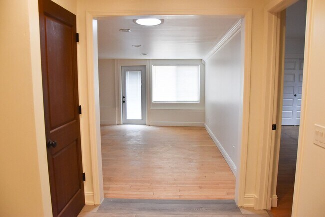 Building Photo - Center (267) North