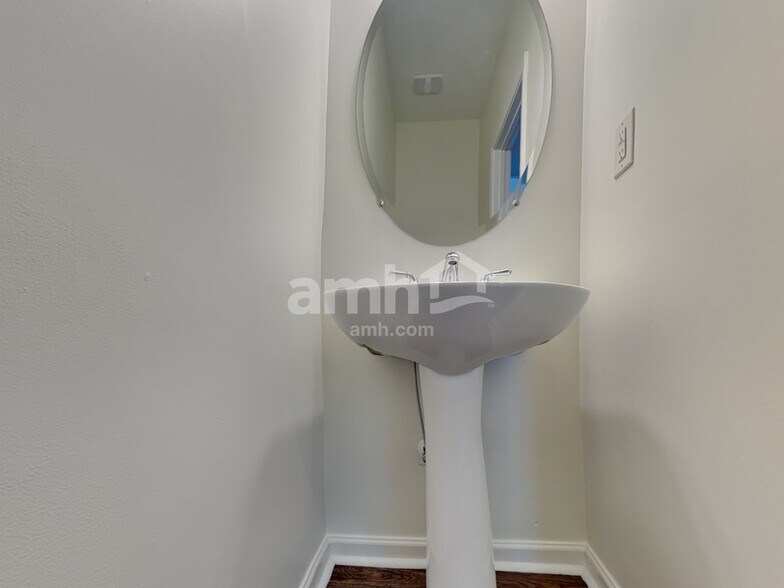 Building Photo - 1039 Canopy Dr