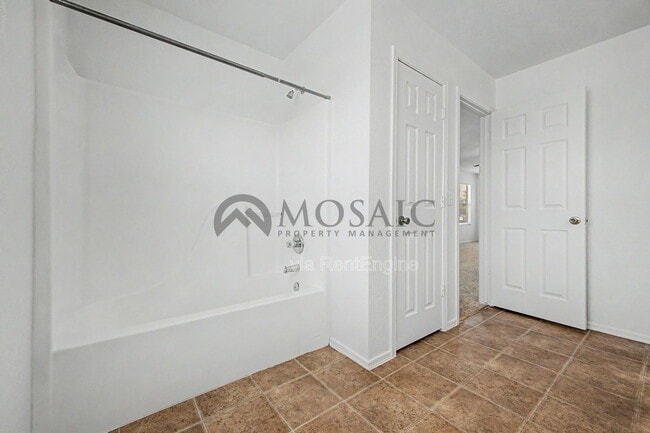 Building Photo - 2232 E Spruce Dr