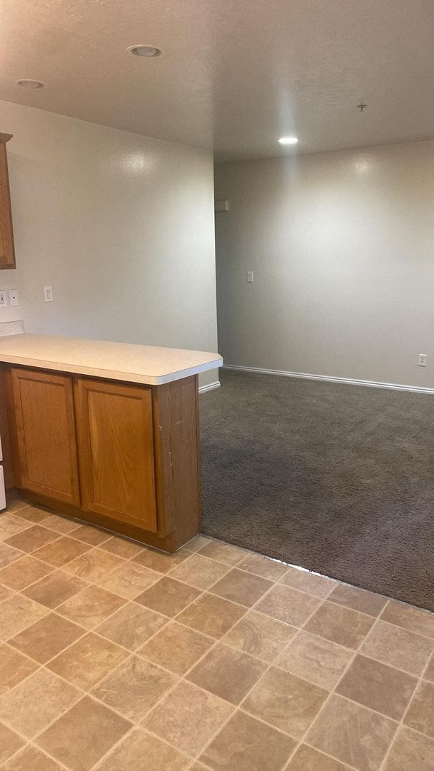 Building Photo - REDUCED RENT  (limited time ONLY). One Bedroom near Utah Valley Hospital, Provo Recreation Center...