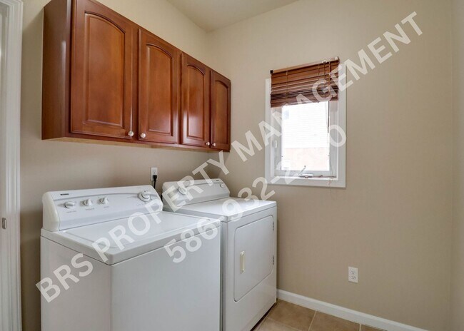 Building Photo - Ground Floor 2 BR, 2 BA condo with attached garage