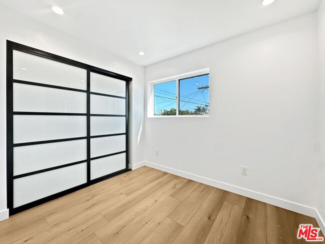 Building Photo - 1522 Burnside Ave