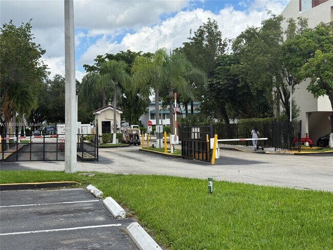 Building Photo - 8860 Fontainebleau Blvd