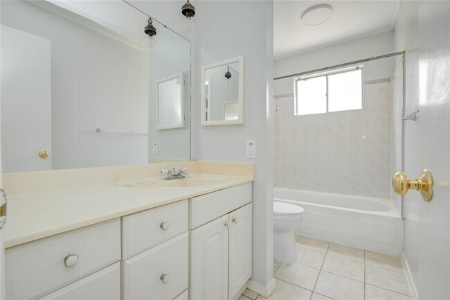 Building Photo - 23415 Verngate Dr