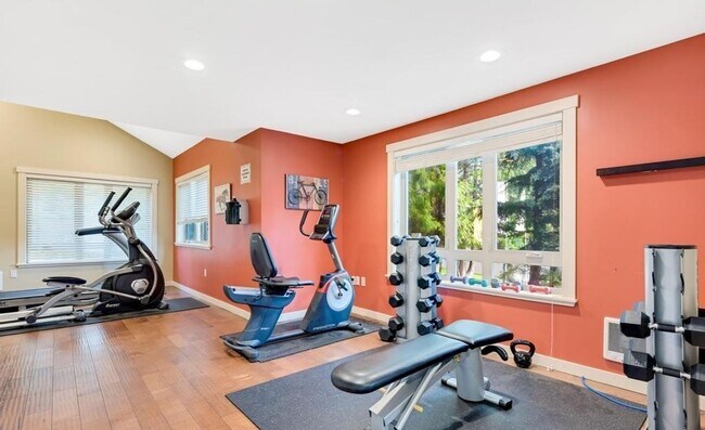 Building Photo - Luxurious, Bright and Meticulously Maintained 2 Bed and 2 Bath Condo