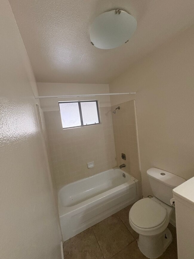 Building Photo - NW Reedley Home Near Shopping Center Rent ...